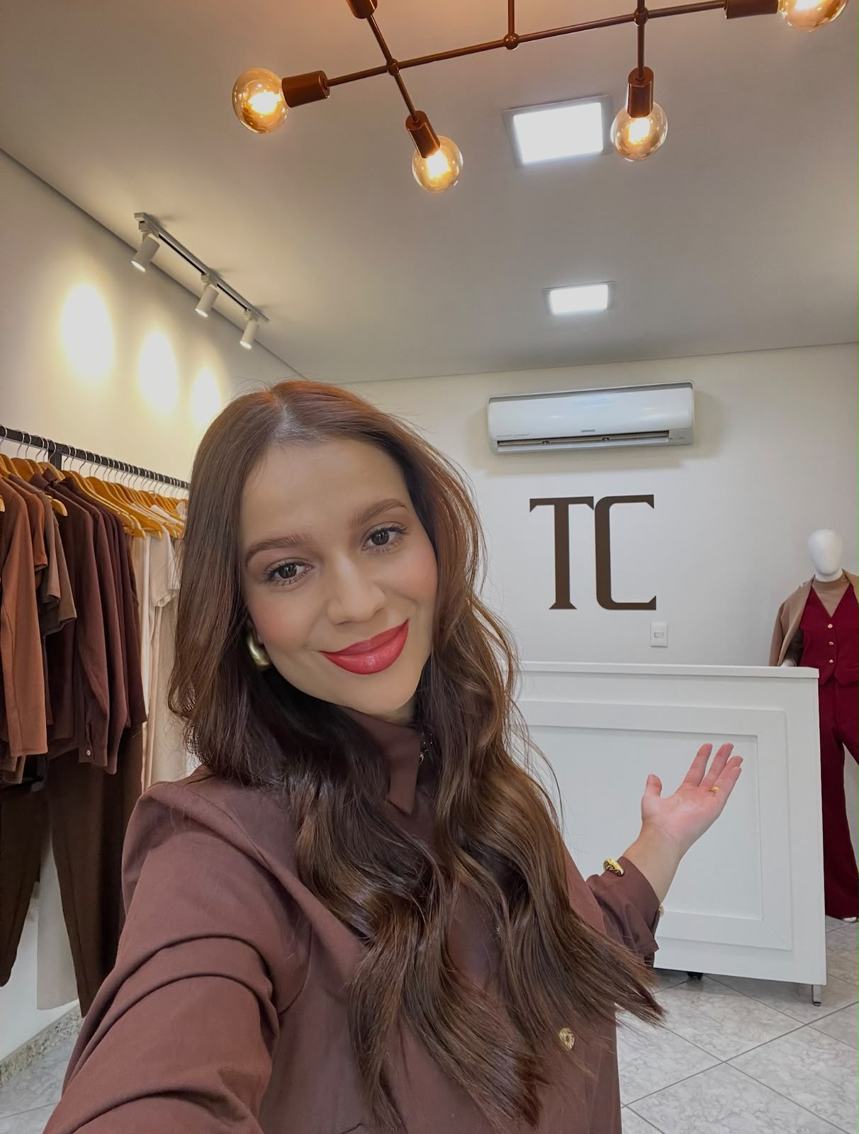 Representante da TC Vest em traje elegante